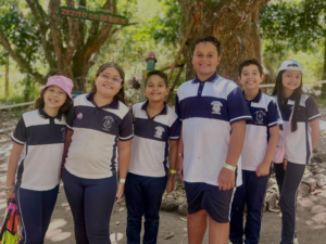 Em aula externa, estudantes do Colégio Santa Sofia vivenciam uma aula de inglês diferenciada
